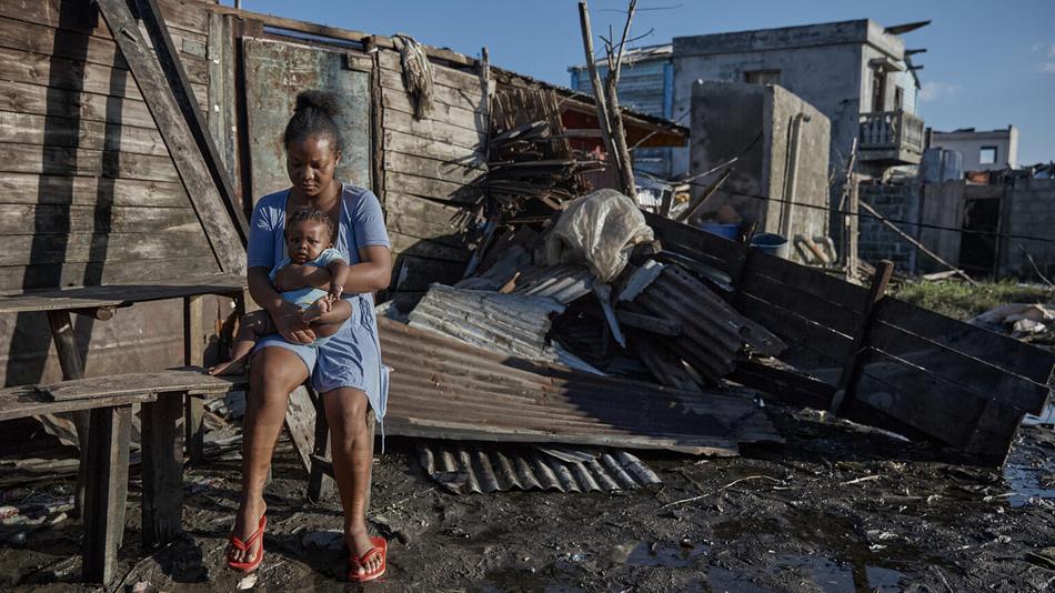 Eine Mutter mit Kleinkind in Madagaskar